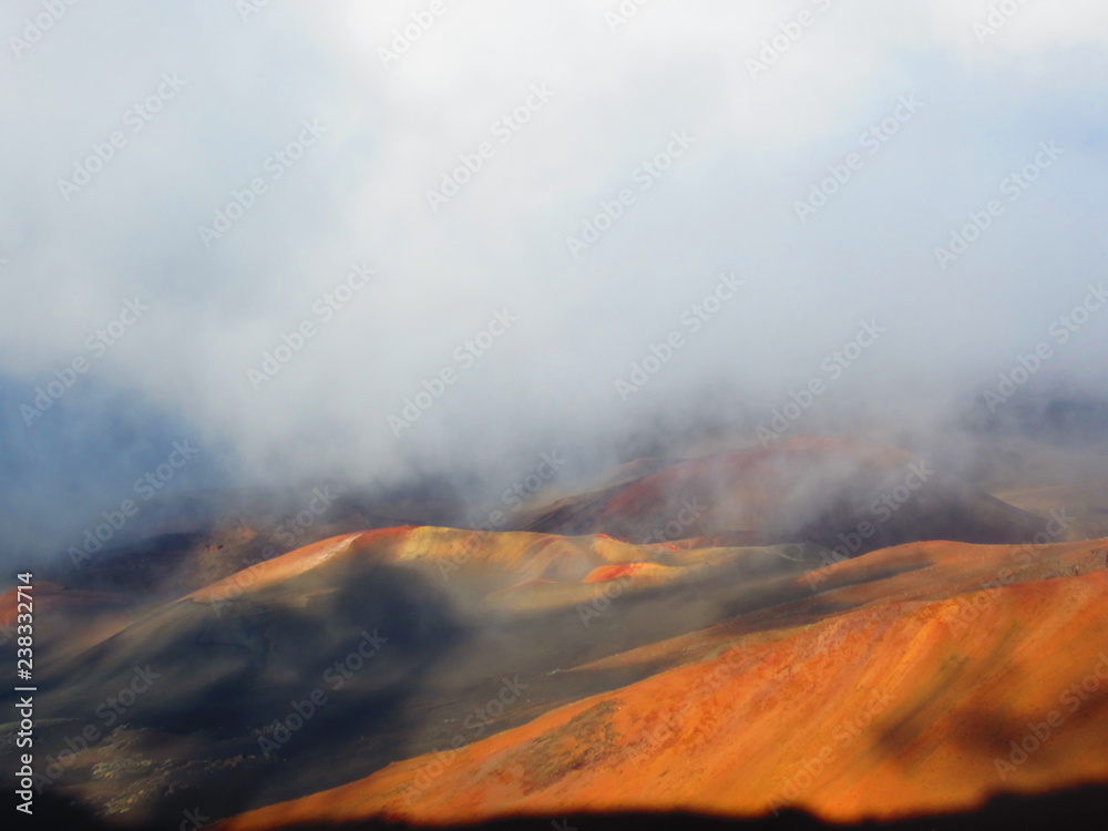 Fototapeta premium Vulkan Haleakala auf Maui wolkenverhangen