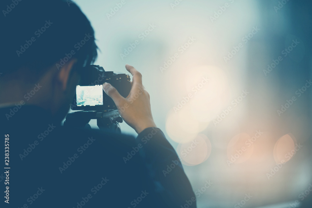 camera with bokeh background, videographer - obrazy, fototapety, plakaty 