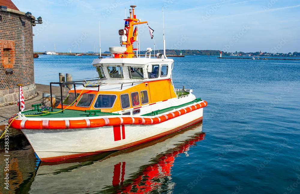 Rettungsboot im Hafen Stralsund