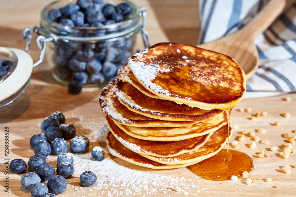 Pancakes mit Blaubeeren und Honig Pancakes mit Blaubeeren und Honig