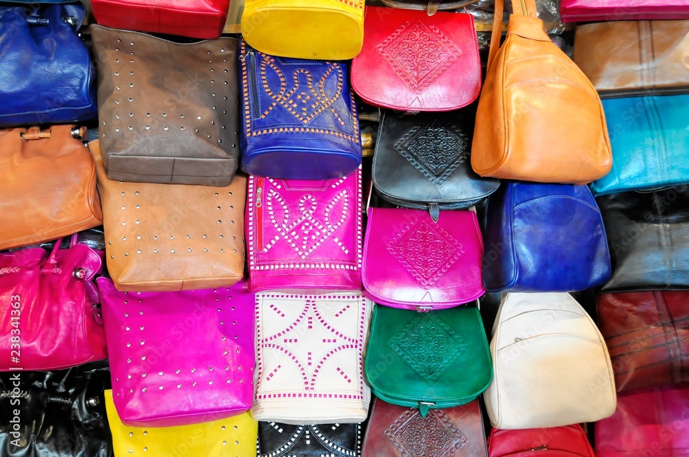 Bunte Taschen und Handtaschen aus Leder, Fès, Fès-Boulemane, Königreich  Marokko, Maghreb, Afrika Stock-foto | Adobe Stock