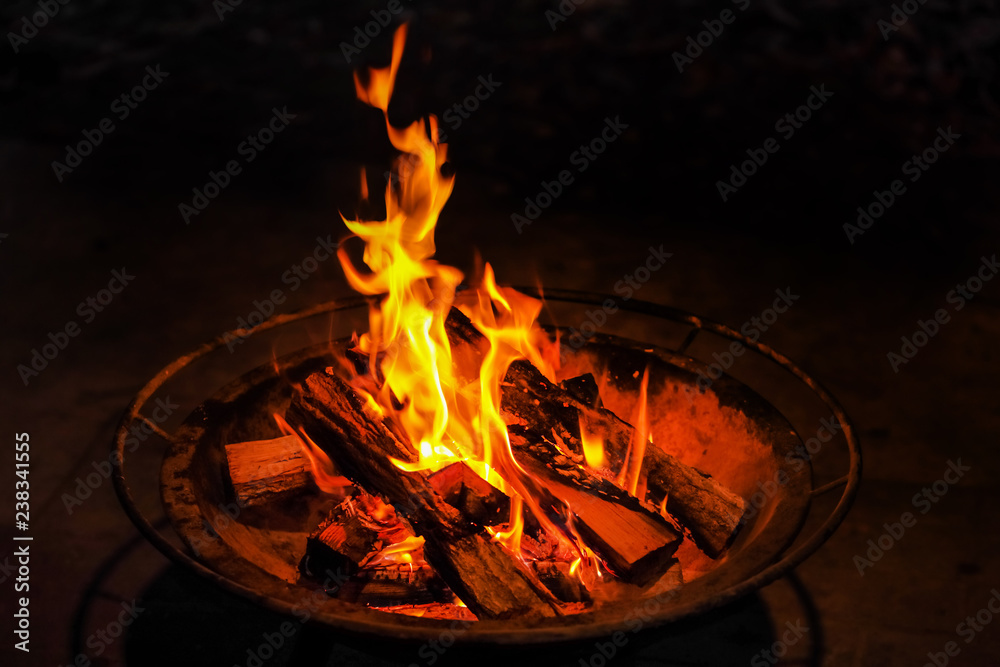 Obraz premium 焚き火の夜 Quiet bonfire outdoors
