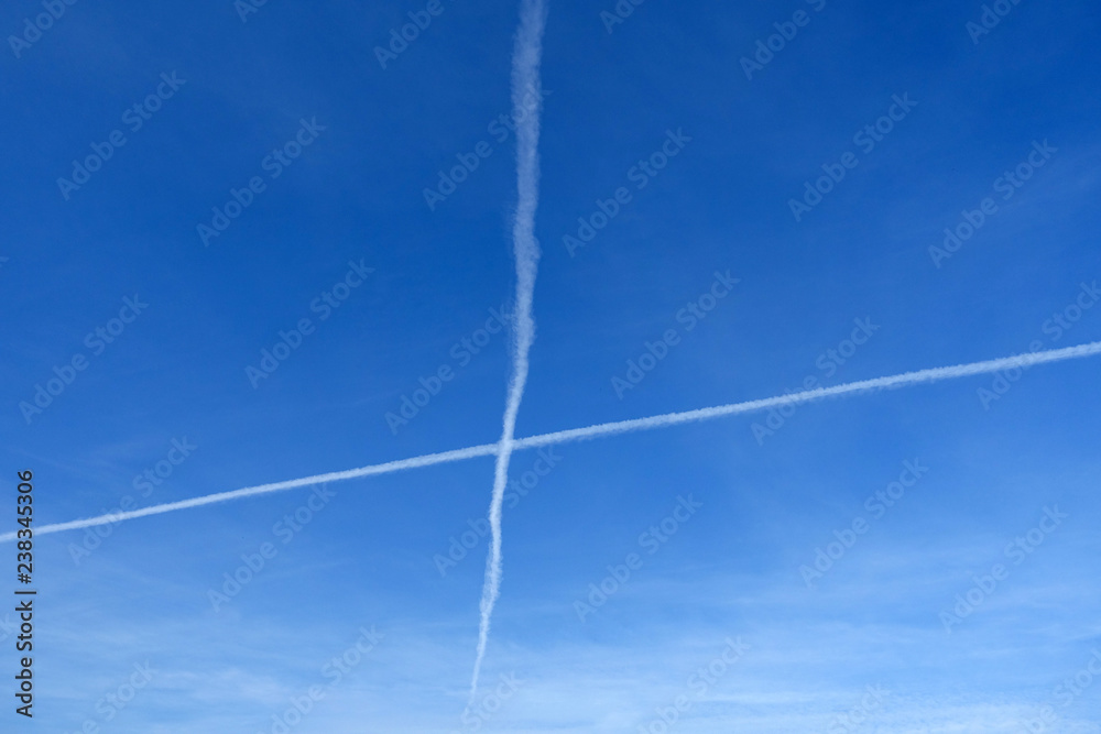 Kreuz Kondensstreifen vor blauem Himmel Kreuz Kondensstreifen vor blauem Himmel