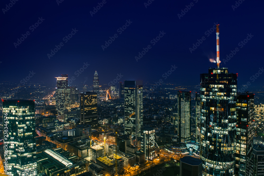 Blick über Frankfurt bei Nacht