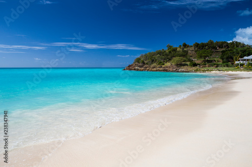 Fototapeta Naklejka Na Ścianę i Meble -  Tropical beach at Antigua island in Caribbean with white sand, turquoise ocean water and blue sky