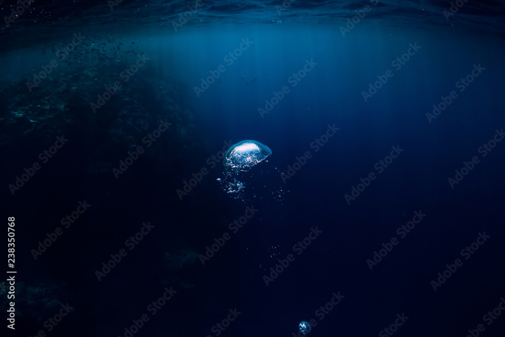 Fototapeta premium Underwater texture with air bubble in ocean