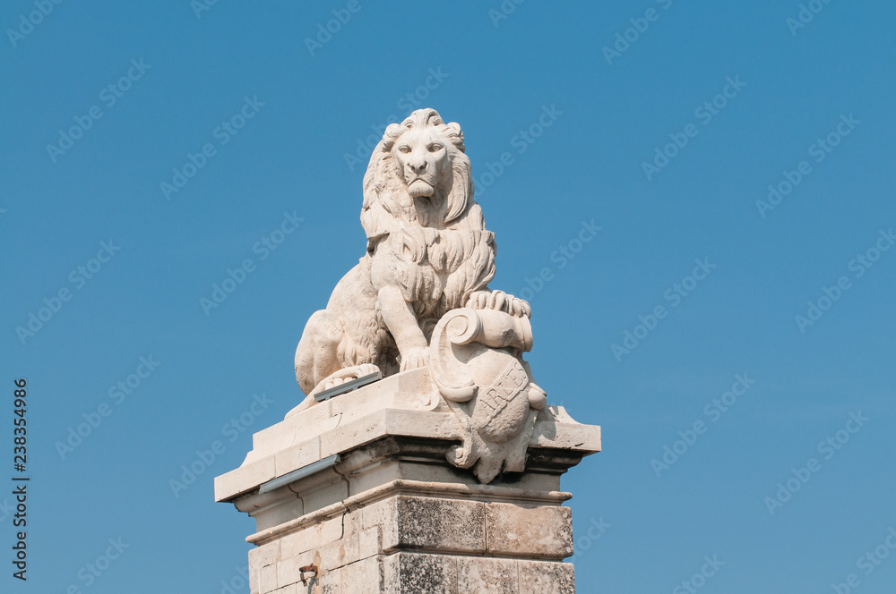 Löwen als Brückenpfeiler in Arles