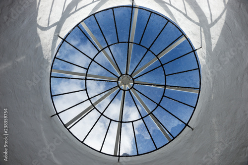Fototapet Round roof window with a view of the sky and clouds