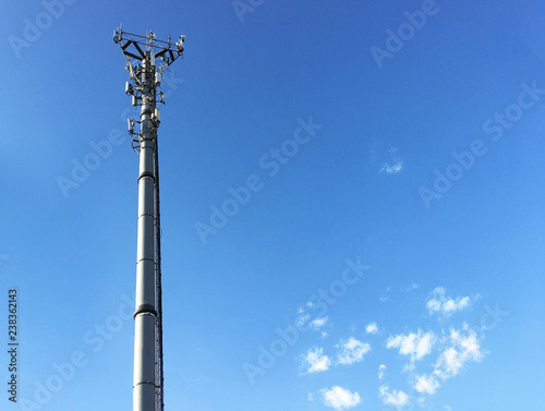 Torre com antenas de telecomunicação no céu azul