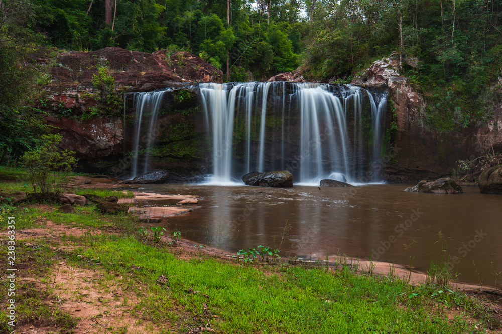 Obraz premium Chattrakan waterfall, Beautiful waterwall in Chattrakan nationalpark Pitsanulok province, ThaiLand.