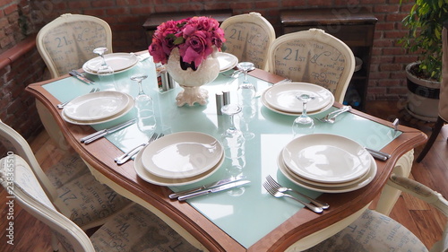 Boş kahvaltı masası