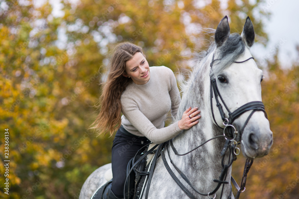 Obraz premium woman with a horse for a walk