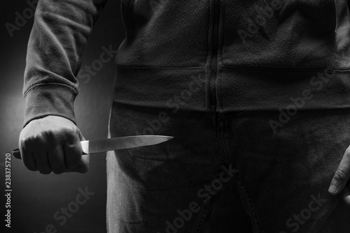 Tapet Man attacks with a knife