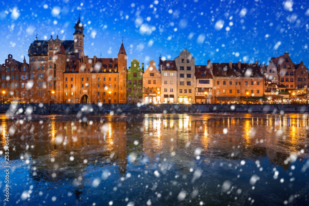 Fototapeta premium Old town of Gdansk on a cold winter night with falling snow, Poland