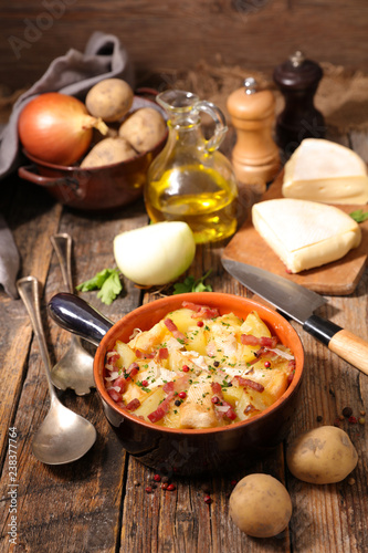 Fototapeta Naklejka Na Ścianę i Meble -  tartiflette, baked potato, bacon and cheese