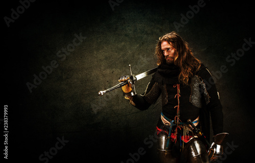 Canvastavla Portrait of a knight armed with a claymore