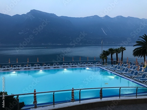 Ein Pool mit Seeblick - Italien