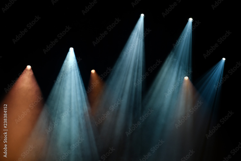 spot lumière éclairage scène concert musique spectacle faisceaux