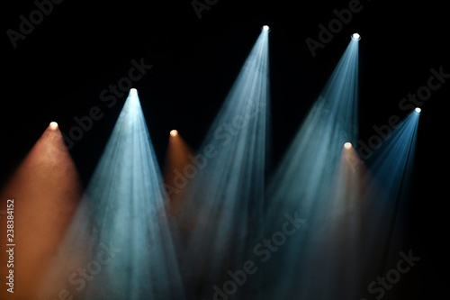 spot lumière éclairage scène concert musique spectacle faisceaux fond théatre artiste photo