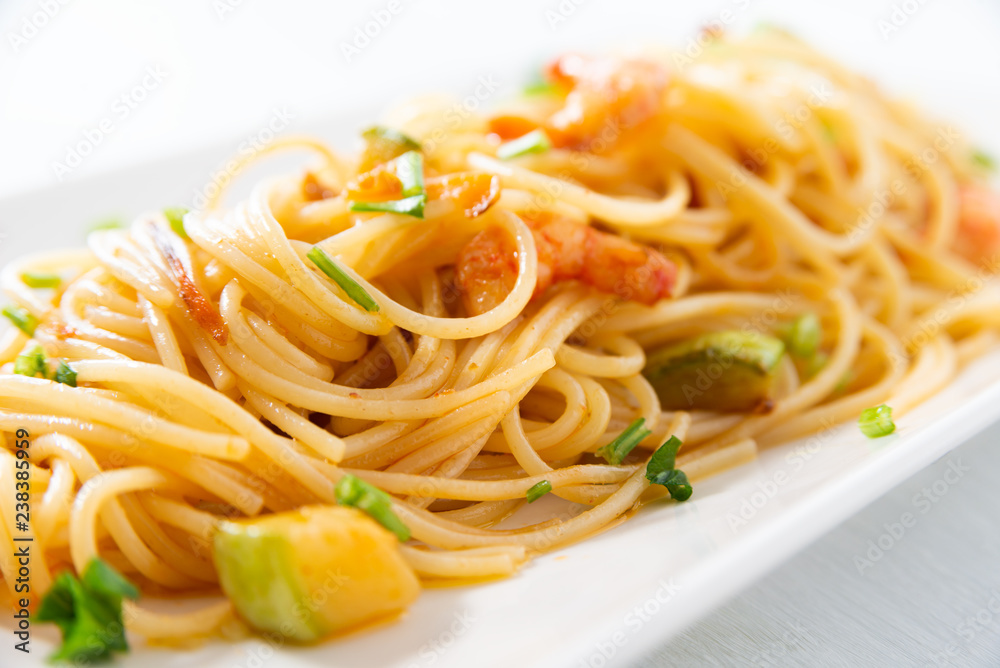 Portata di spaghetti con gamberi e zucchine Portata di spaghetti con gamberi e zucchine