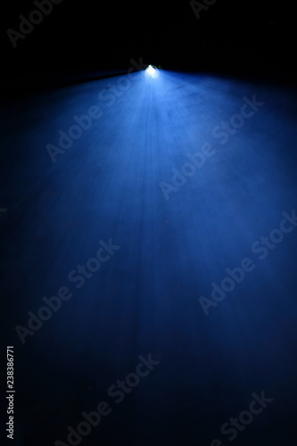 spot lumière spectacle musique lumineux faisceau bleu éclairer éclairage artiste musique mise en scène scène photo