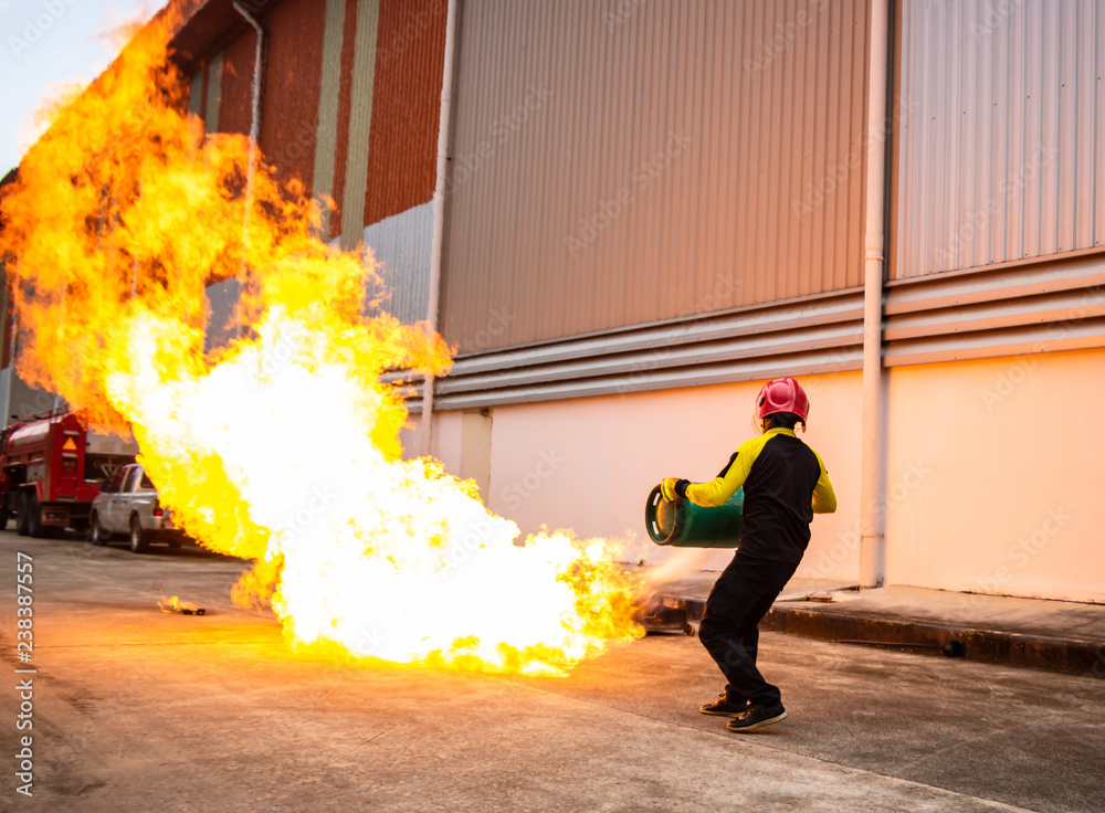 Naklejka premium Fireman Training Officer Using a gas tank to teach and show the release of gas.