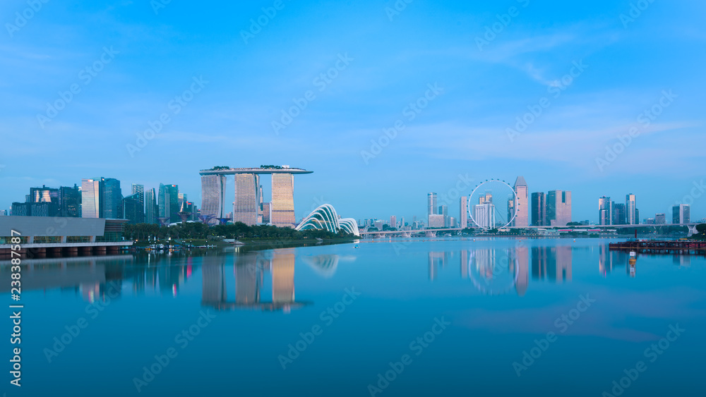 Φωτογραφία Singapore, 30 Oct 2018: a sunrise skyline view of the Marina Bay with the Garden domes, the Marina Bay Sands hotel and the Flyer Wheel in Singapore
