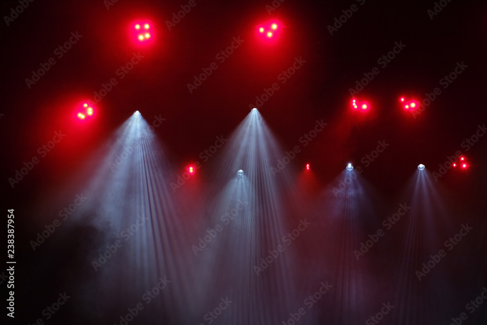 spot lumière éclairage scène concert musique spectacle lumineux fasceau  scène rouge Stock Photo