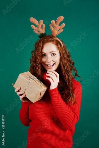 Foto Portrait of excited woman opening christmas present