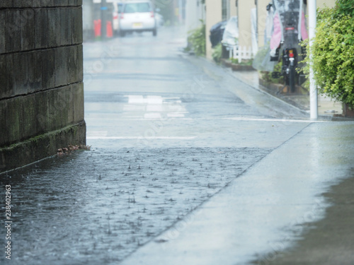 Wallpaper Mural 住宅地に降る雨 Torontodigital.ca