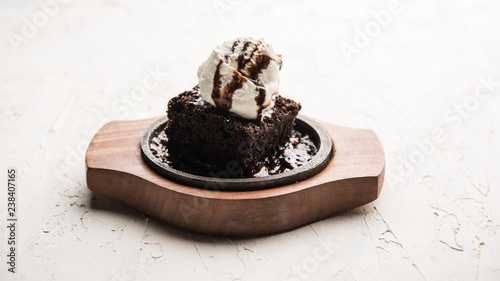 Tableau sur toile sizzling chocolate brownie is a sweet dish made using scoop of ice-cream on top served with a generous pouring of melted chocolate