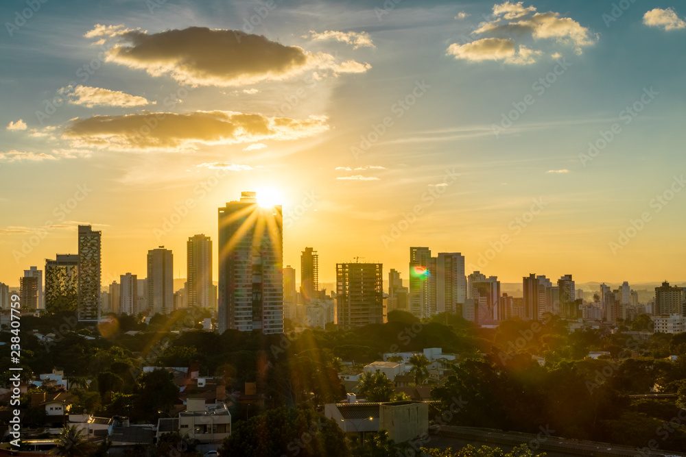 Obraz premium skyline at sunset goiânia