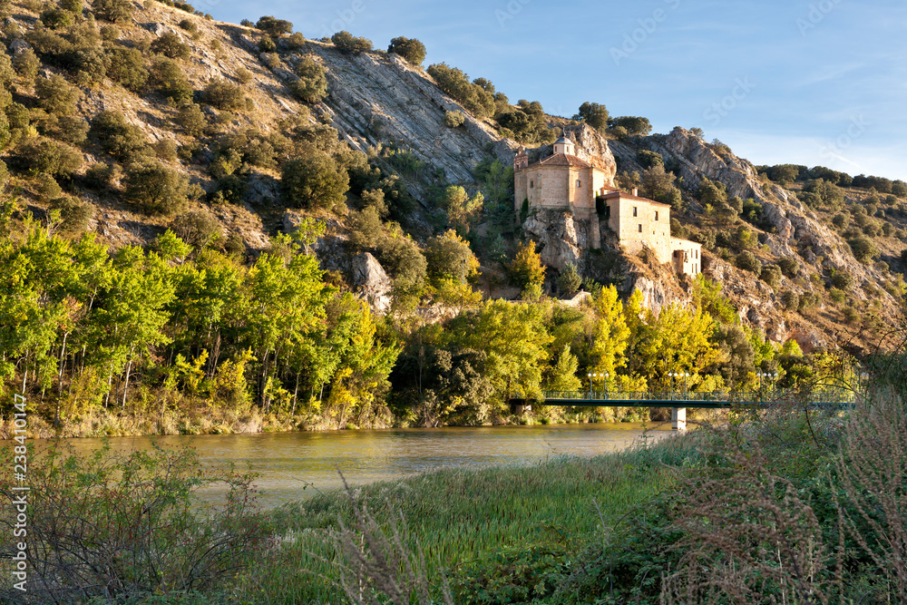 Ermita de San Saturio junto al rio Duero en Soria. España