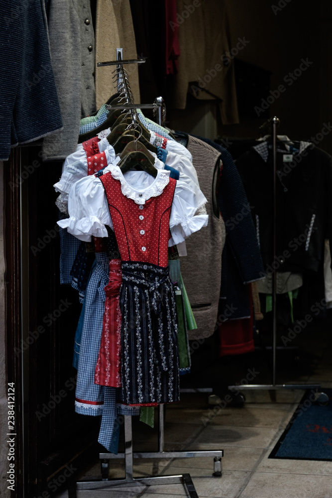 Bayerische Trachten auf einem Garderobenständer