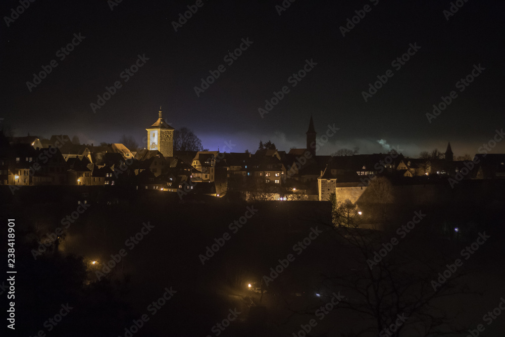 Blick auf das nächtliche Rothenburg ob der Tauber