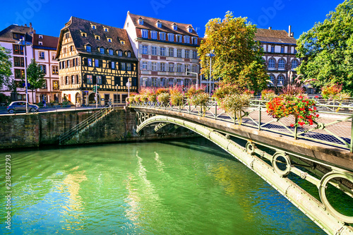 Fototapeta Naklejka Na Ścianę i Meble -  Romantic old town of Strasbourg 