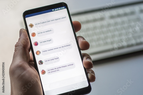 Canvastavla Hintergründe von nervigen Kommentaren in sozialen Netzwerken auf einem Handydisp