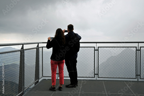 regenhimmel über dem allgäu, besucher fotografieren vom nebelhorn-nordwandsteig photo