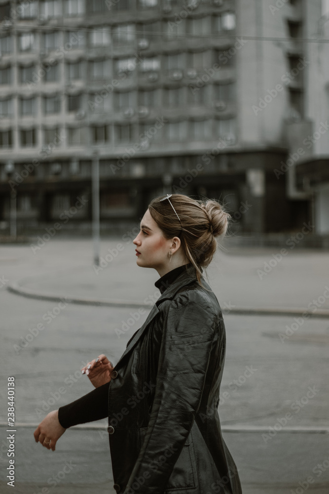 Obraz premium young woman in the city