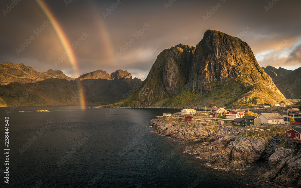 Obraz premium Hamnoy mit Regenbogen