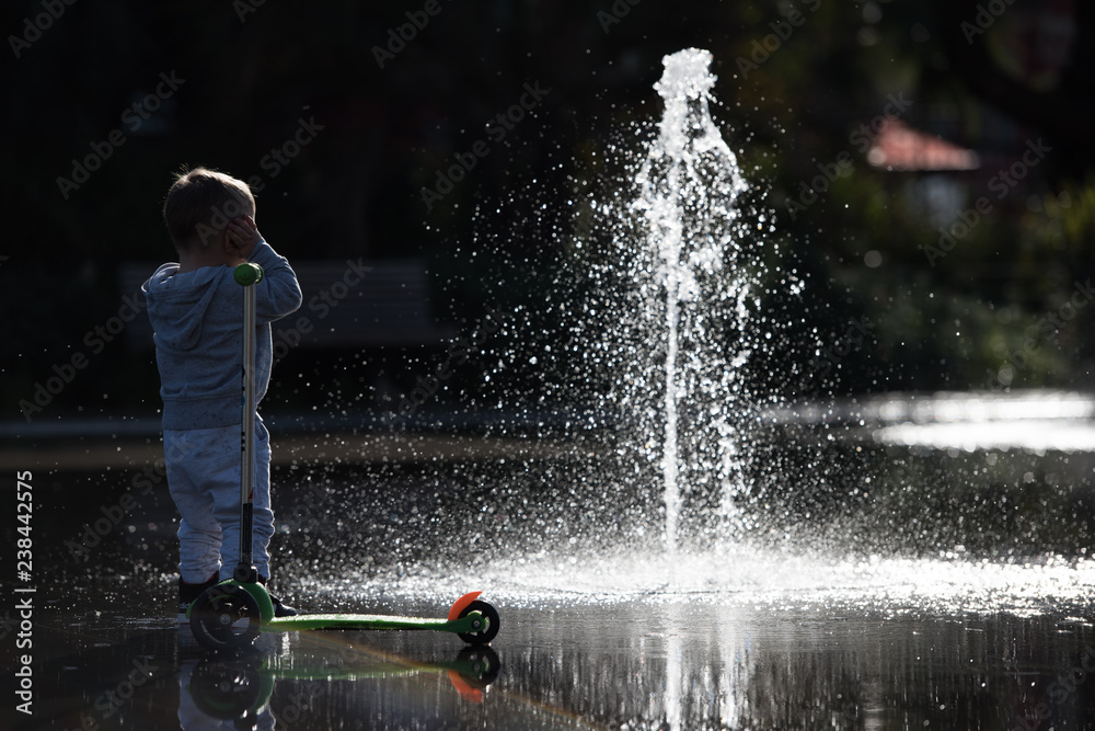 Obraz premium Drops and splashes of the fountain in the square