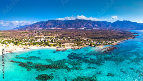 Widok z lotu ptaka plaży Elafonissi na wyspie Krecie z lazurową czystą wodą, Grecja, Europeof Plaża Elafonissi na wyspie Krecie z lazurową czystą wodą, Grecja, Europa