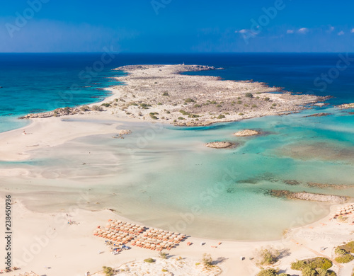 Widok z lotu ptaka plaży Elafonissi na wyspie Krecie z lazurową czystą wodą, Grecja, Europeof Plaża Elafonissi na wyspie Krecie z lazurową czystą wodą, Grecja, Europa