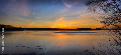 Fotografi Picturesque sunset over the ice-bound lake