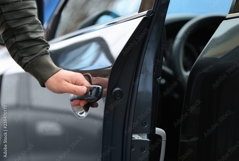 Obraz premium Closeup view of man opening car door