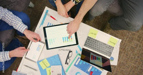 Overhead Of Colleagues Analyzing Financial Data On Wireless Computers 4K