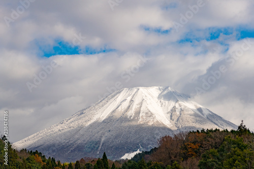 秋の終わり、初雪の降った翌日の雲間からの光に照らされる大山の風景が美しい