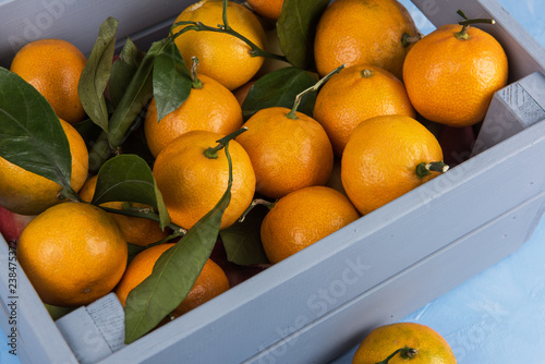 Fresh tangerines in box wit...