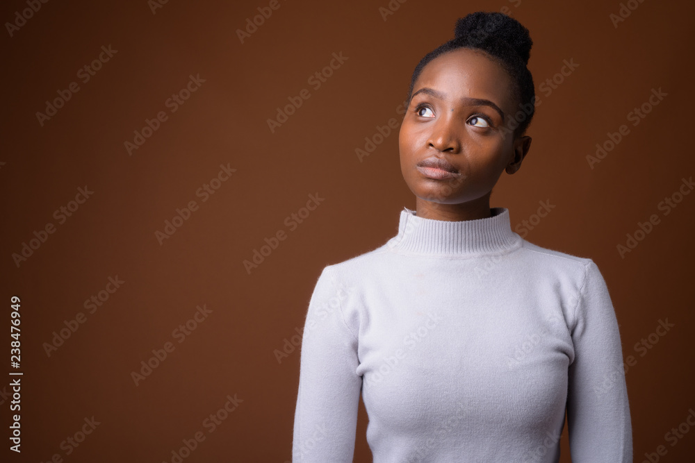 Obraz premium Portrait of young beautiful African Zulu businesswoman thinking