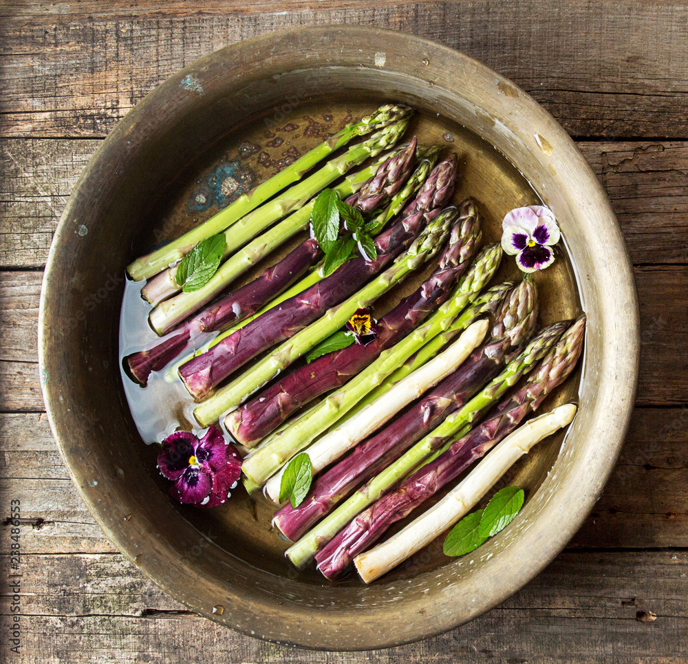 Overhead view of asparagus in copper basin StockFoto Adobe Stock